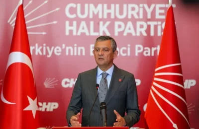 Özgür Özel ve 90 milletvekili CHP'den ayrılarak Yeni Parti'ye katıldı